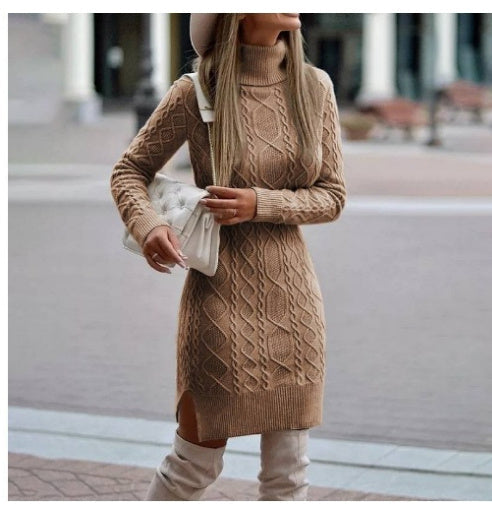 Robe tricotée à col roulé avec fente